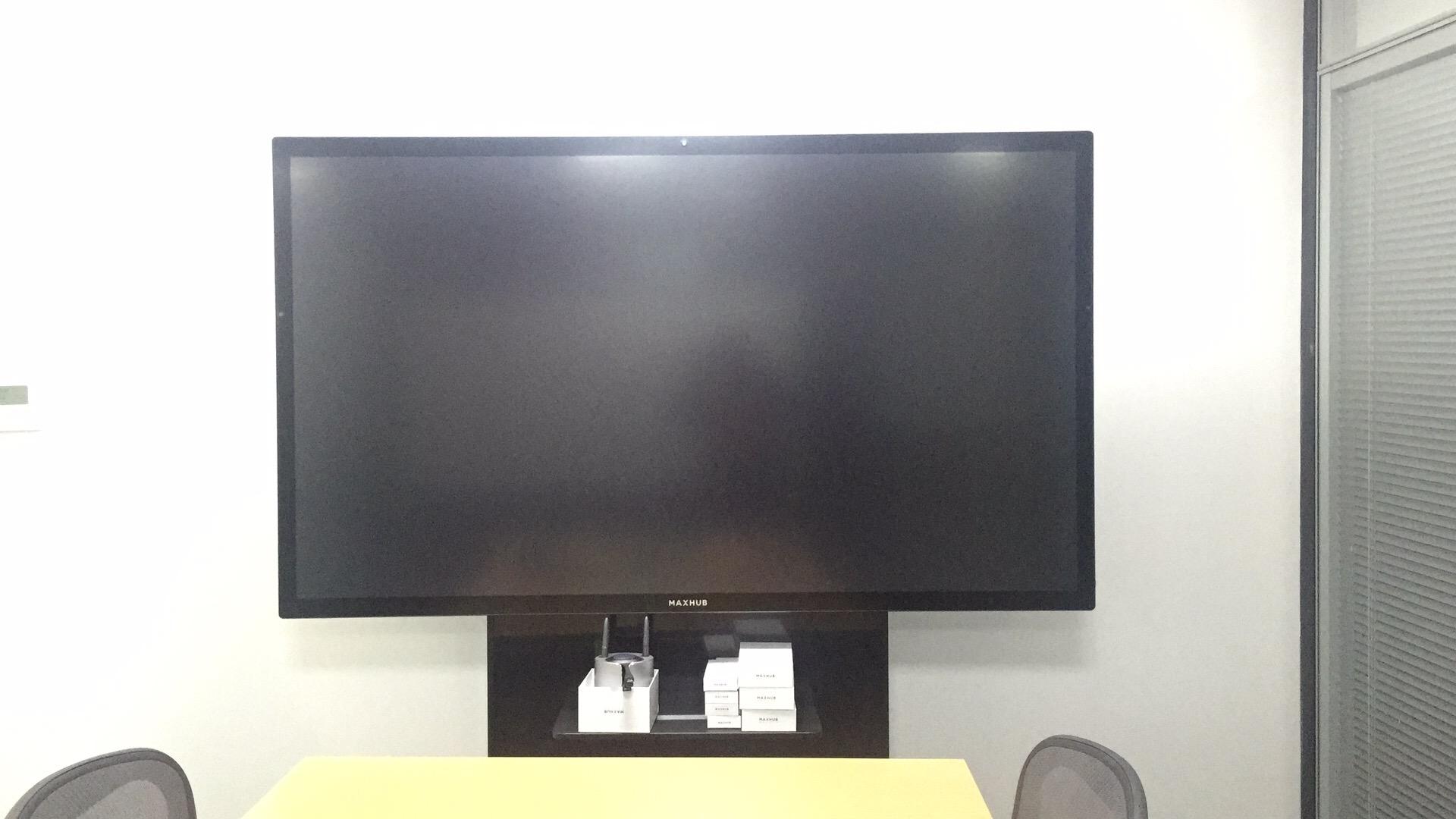 MAXHUB X3 旗舰版高效会议平台 
无界协作，更自由
全新一代企业高效办公设备，覆盖了书写、展示、协同三大会议场景中需要的功能，打破了传统会议的繁琐束缚，打破了协作边界，轻松实现端与端之间的无线连接，人与人之间的跨时空连接，带来高效协同的轻办公方式。