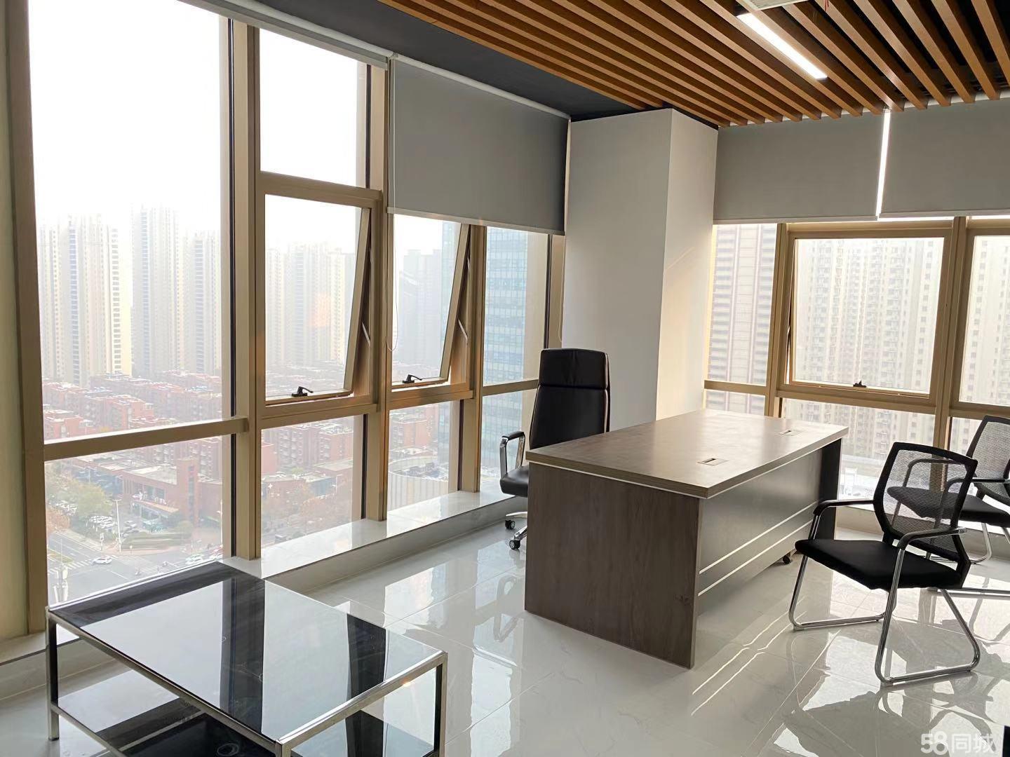 利港银河精装东南角电梯口采光好