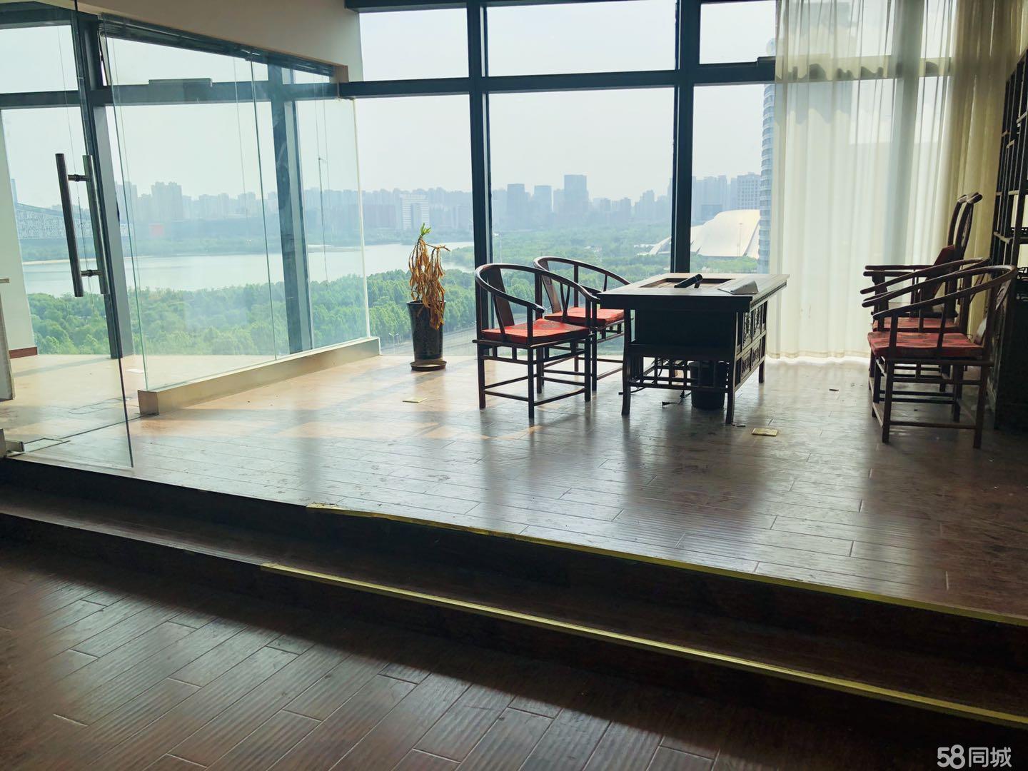 地铁口旁视野开阔交通便利