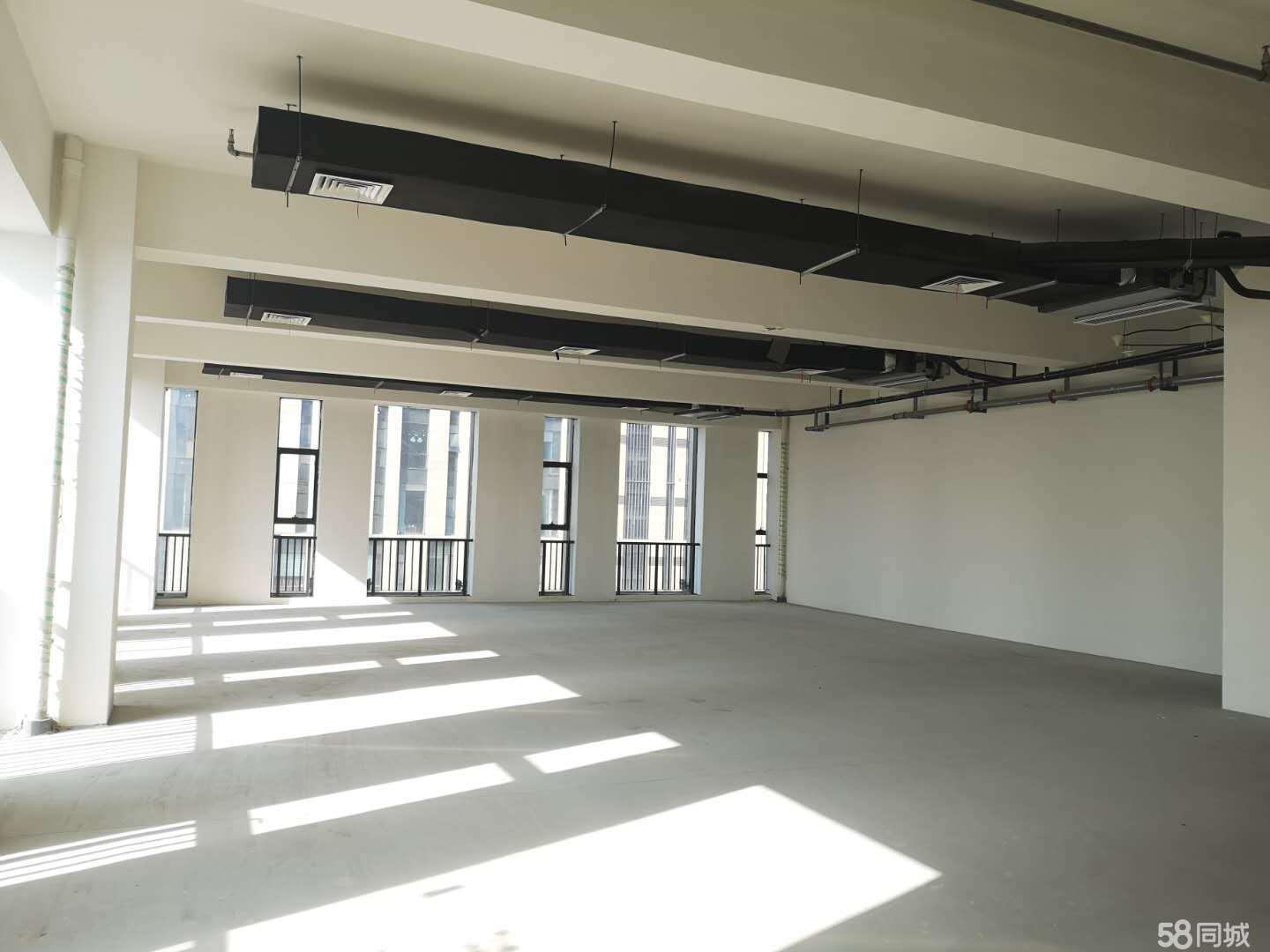 高速中央广场面积大交通便利