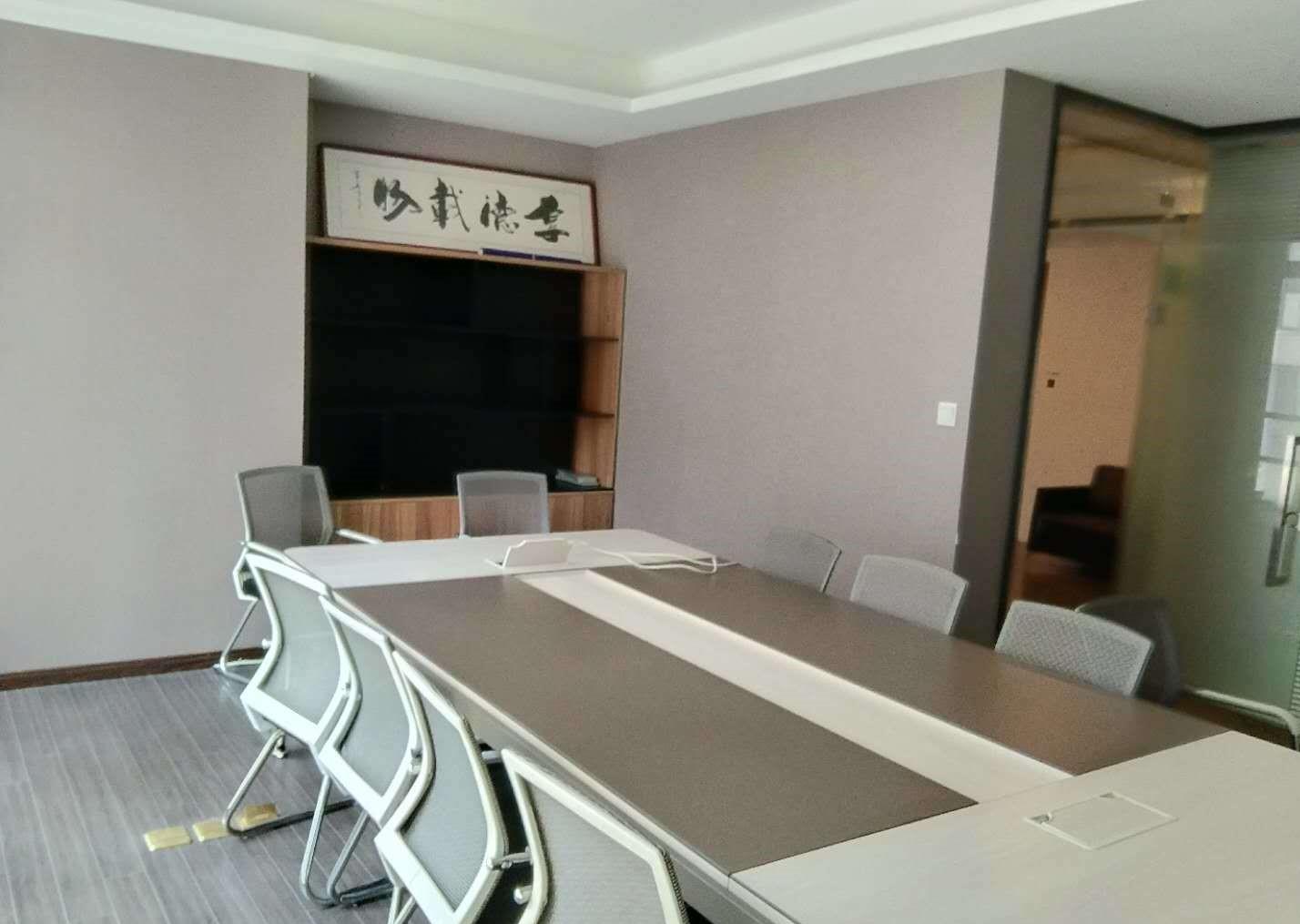 政务区湖景房带家具