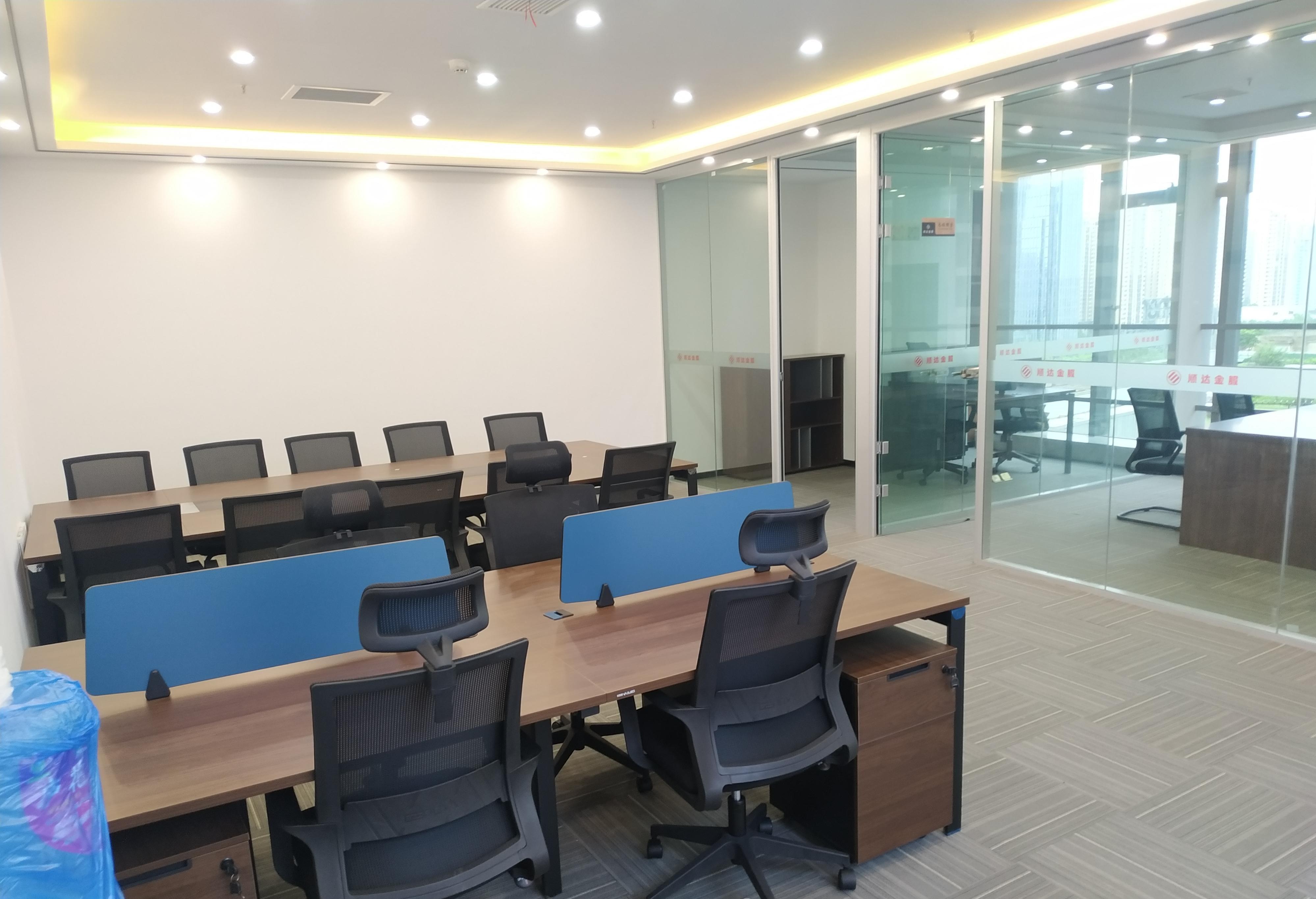 政务区豪装带家具三间办公室