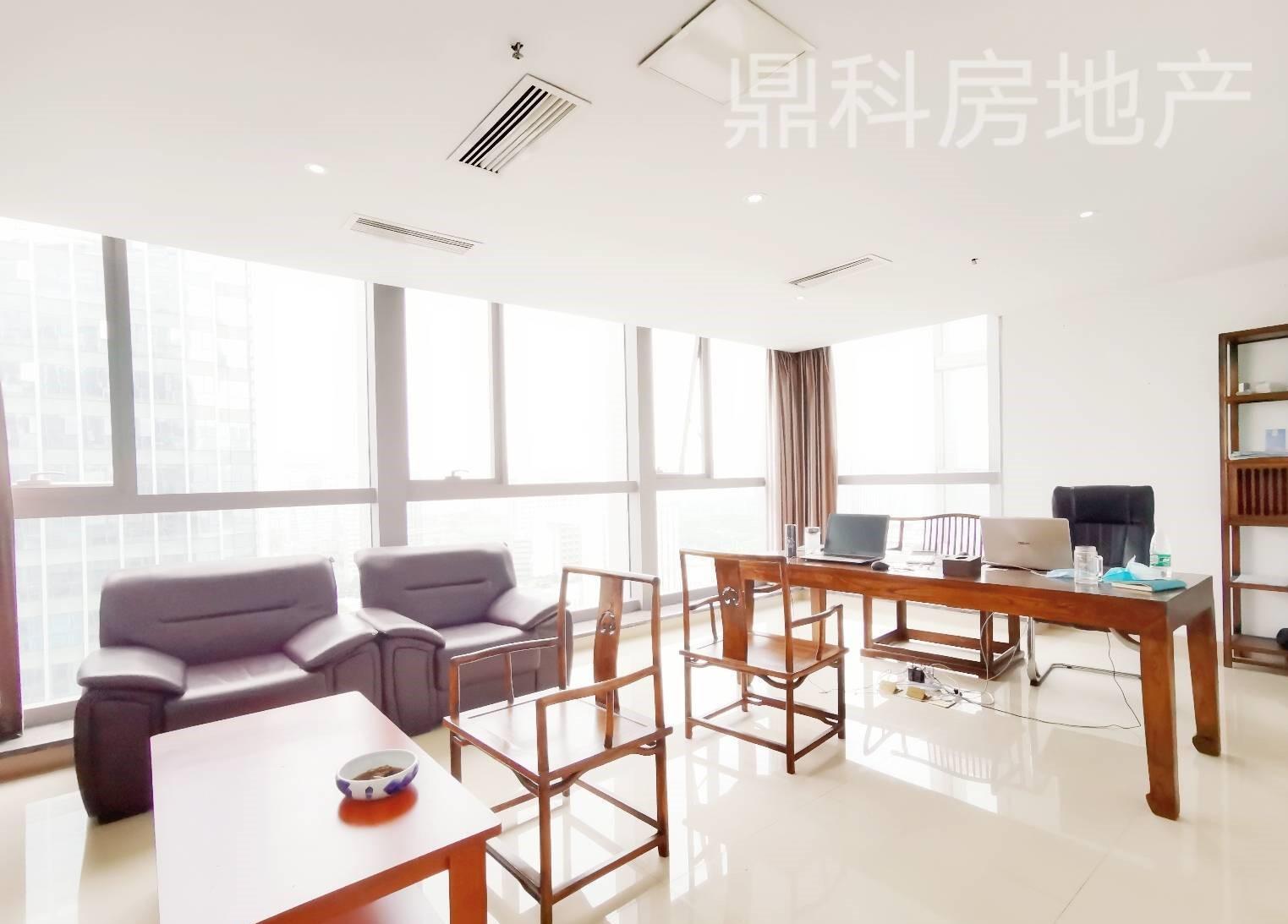 政务区豪华装修正对电梯口