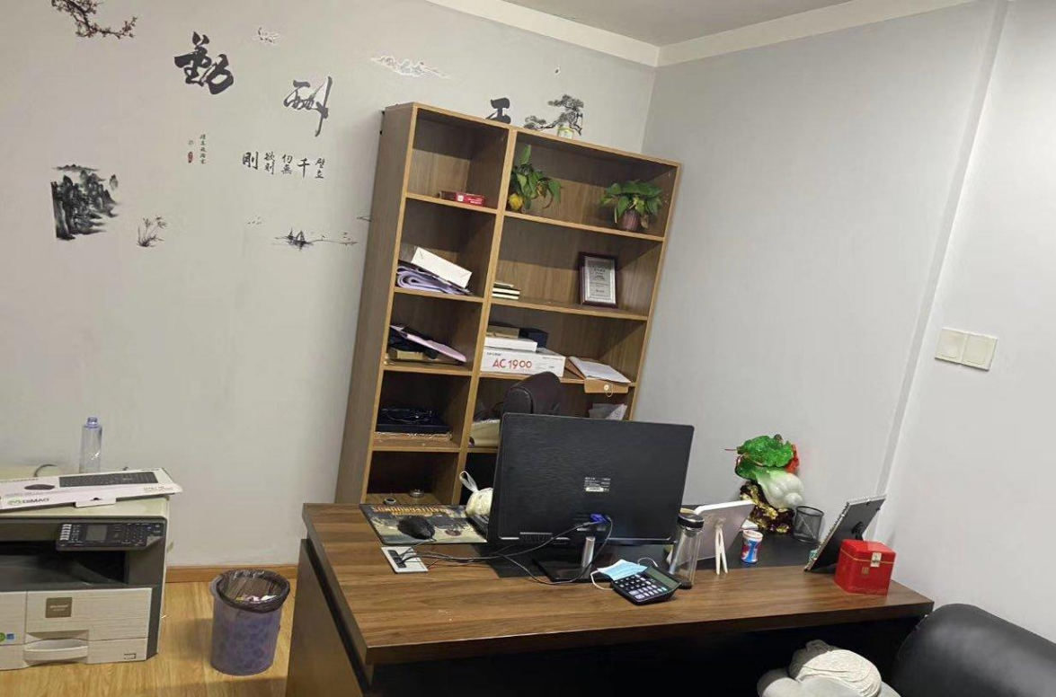 政务区精装带家具电梯口