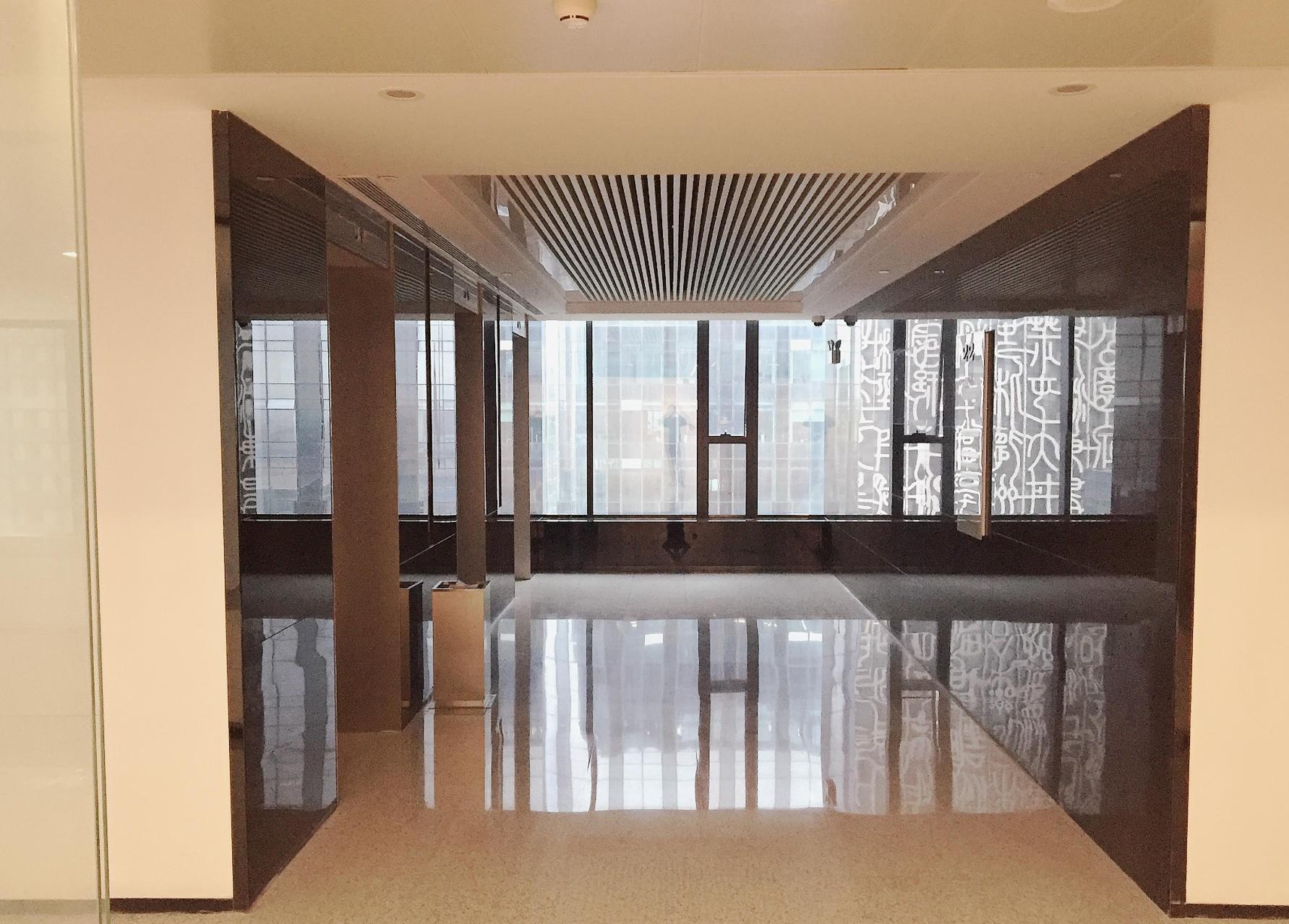 政务区精装电梯口高区朝南