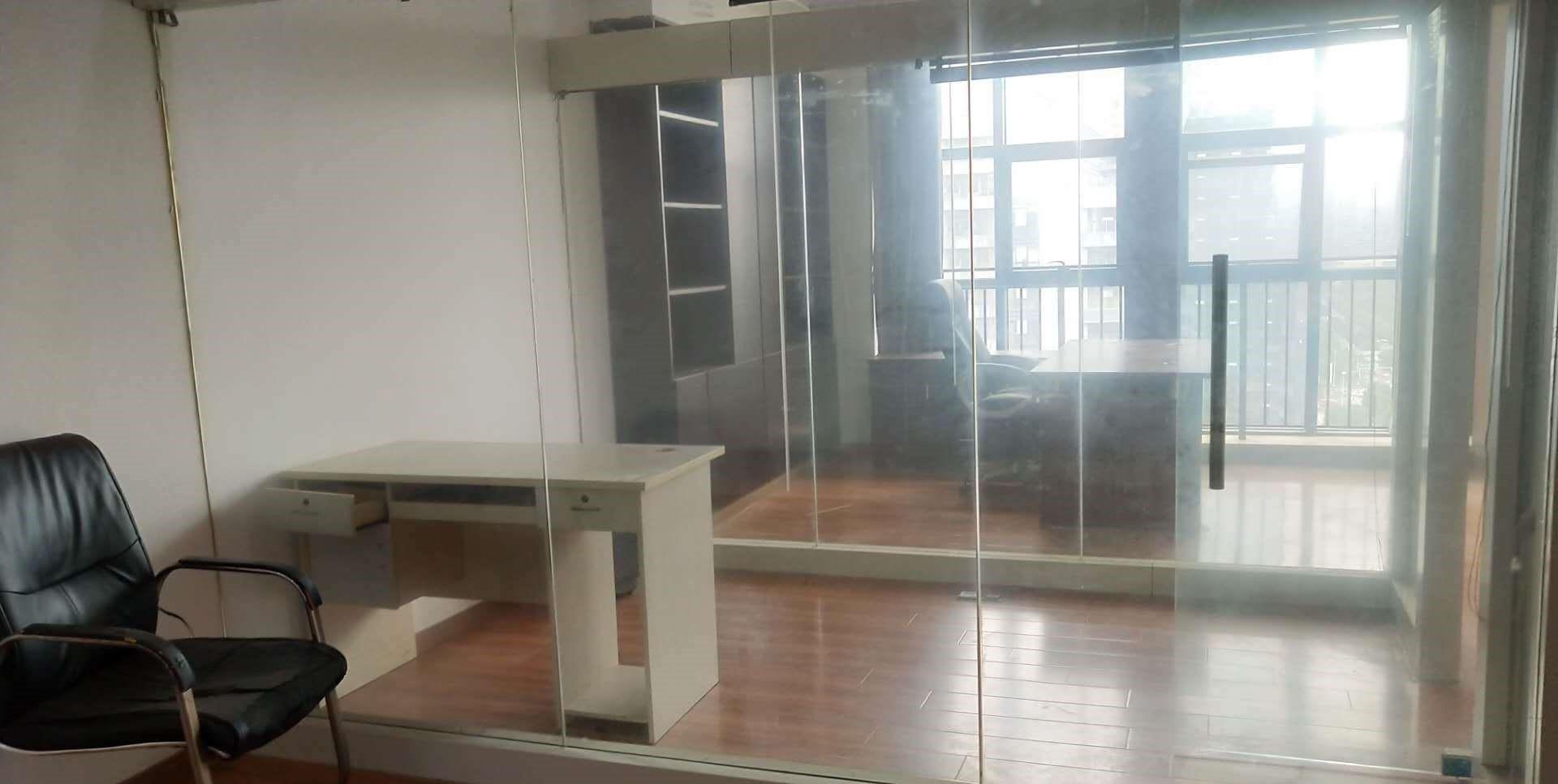 政务区精装带家具朝南湖景房