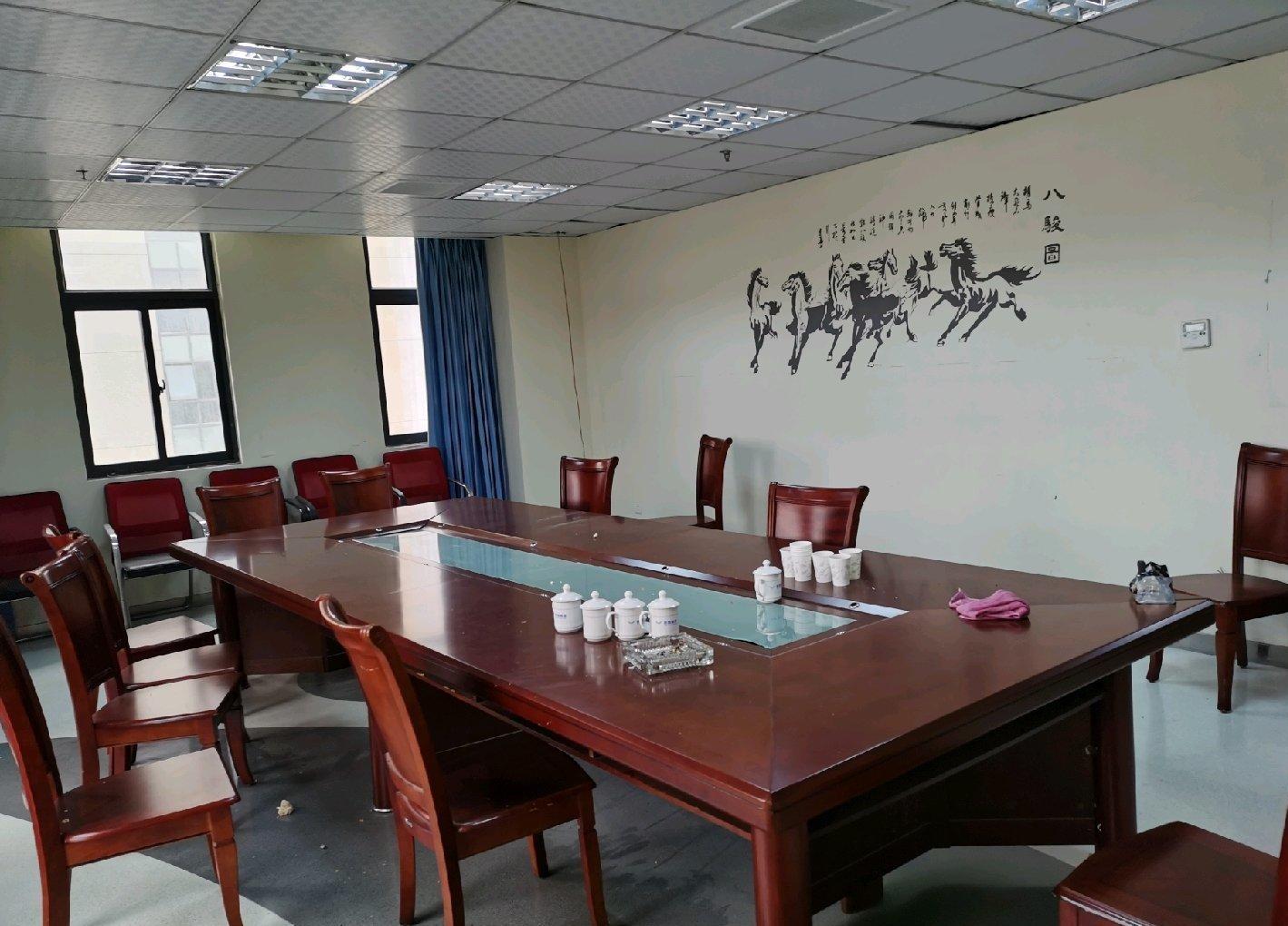 滨湖新区豪装东南角配有家具