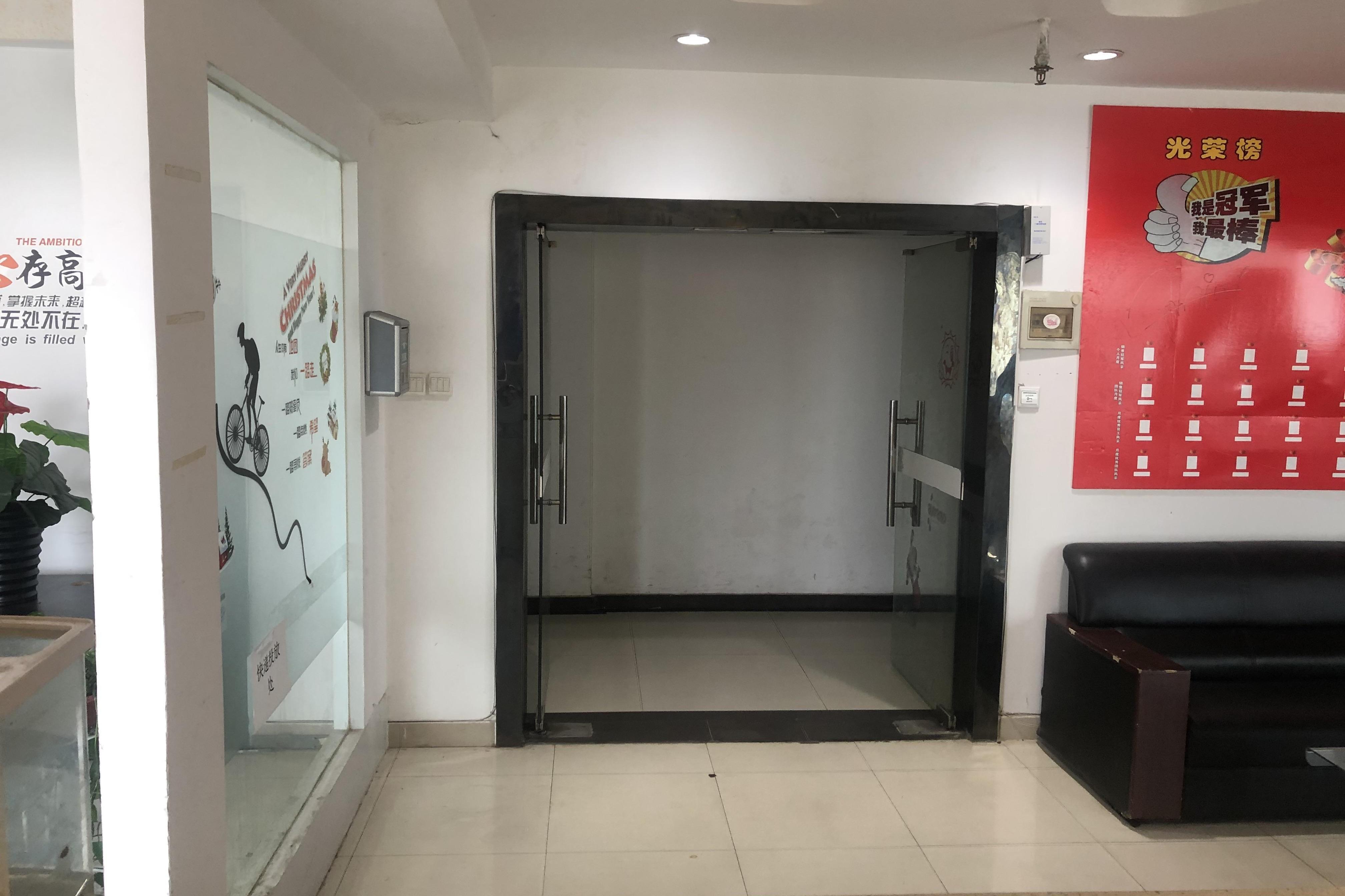 瑶海区精装格局方正拎包办公