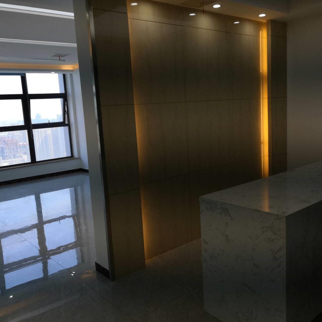 经开区精装带家具电梯口旁