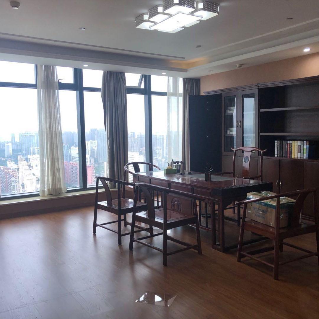 政务区豪装正对电梯口