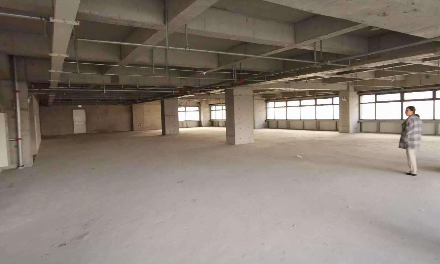 经开区精装临近地铁高区视野好