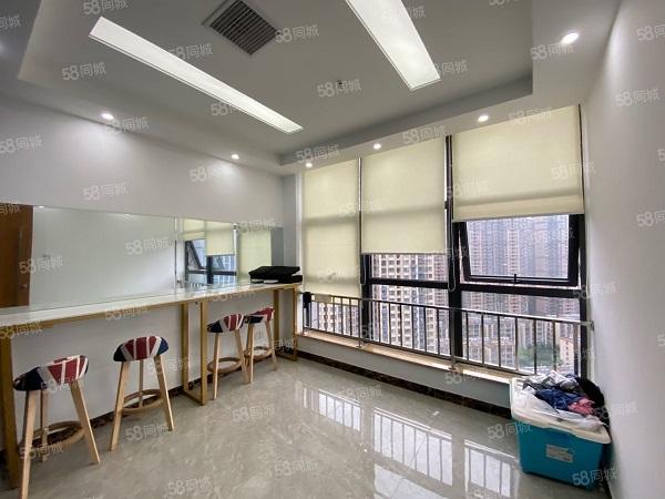 经开区精装电梯口旁