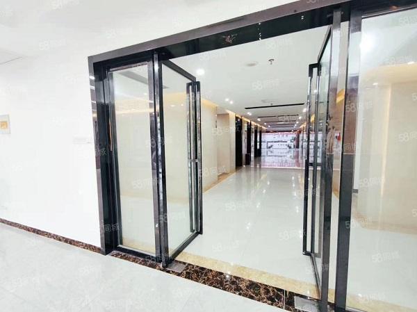 经开区精装大气电梯口旁