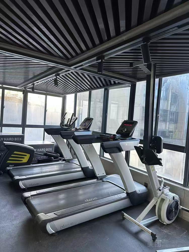 步行街健身馆台球室